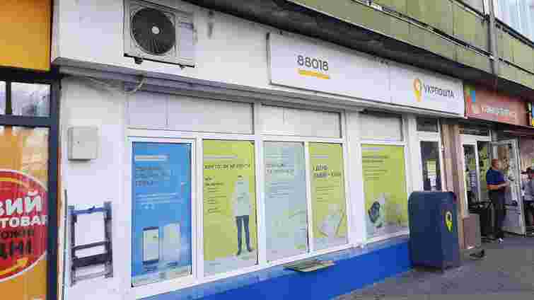 В Ужгороді демонтують самовільно встановлені вивіски «Укрпошти», аптек і магазинів