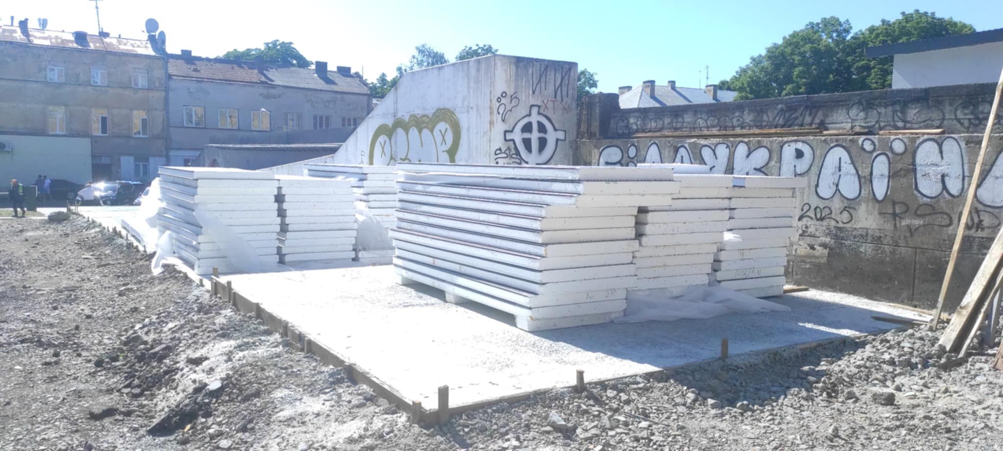 Користувач ділянки вже завіз на неї сендвіч-панелі, з яких будують МАФи. Фото ZAXID.NET