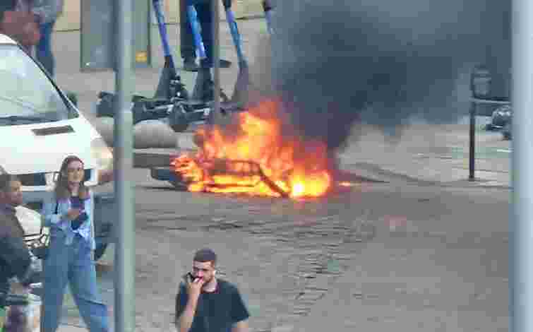 У центрі Львова під час руху зайнявся та згорів електроскутер