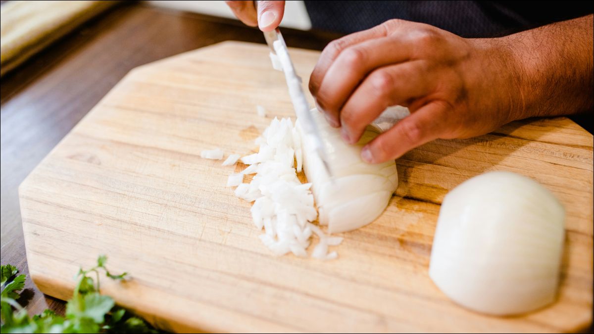 Як прибрати зайву гіркоту цибулі: корисні поради від шеф-кухаря 