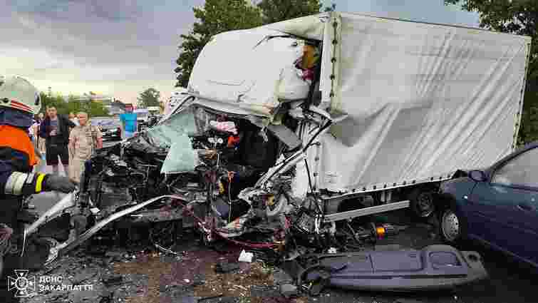 На Закарпатті у важкій ДТП за участі трьох автомобілів постраждали п’ятеро людей
