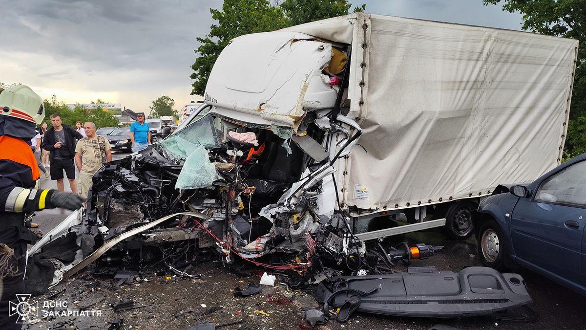 На Закарпатті у важкій ДТП за участі трьох автомобілів постраждали п’ятеро людей