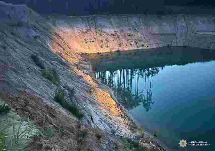 На Рівненщині 16-річний хлопець на мотоциклі впав з обриву у карʼєр