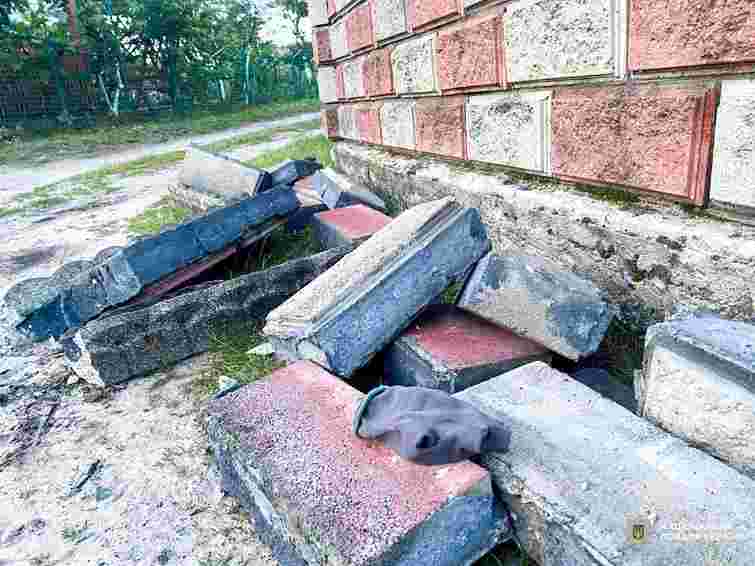 На Рівненщині бетонний паркан обвалився на 4-річного хлопчика, той загинув