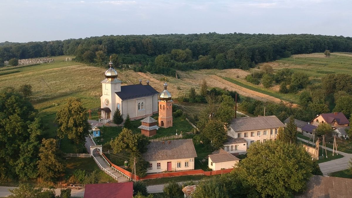 Масована російська атака пошкодила церкву та житлові будинки на Прикарпатті