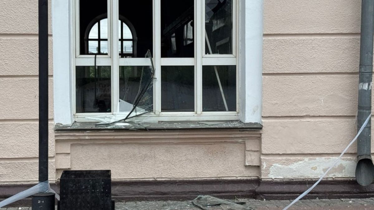 Російський масований обстріл пошкодив залізничний вокзал у Полтаві