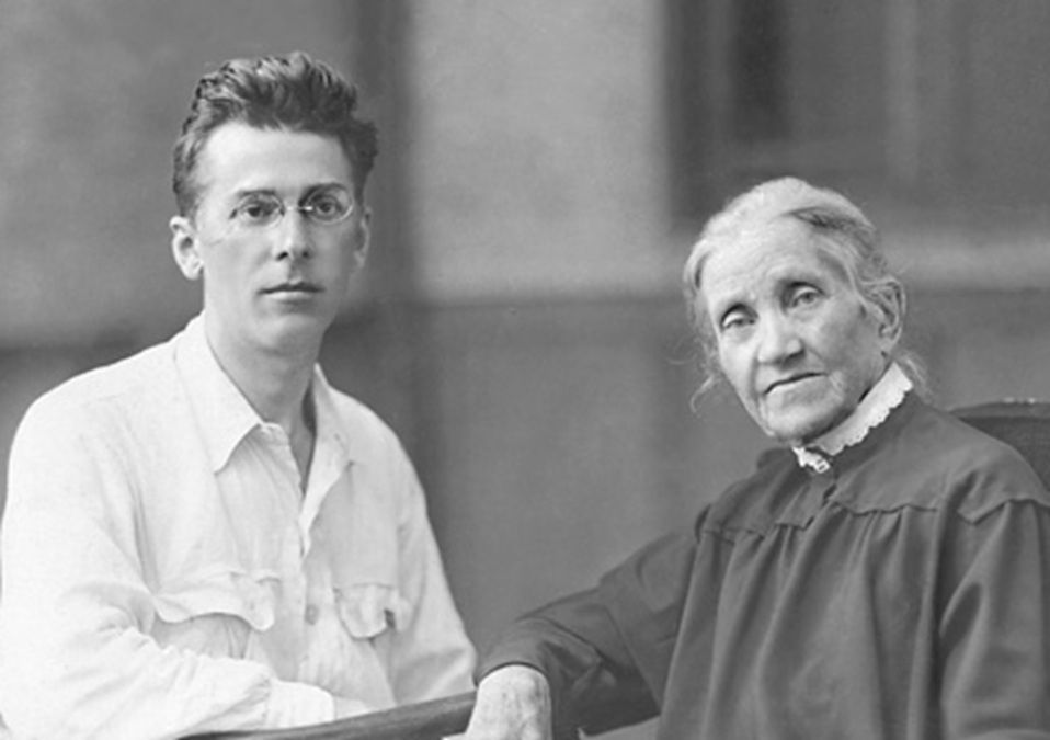 Павло Тичина із першою вчителькою Серафимою Морачевською