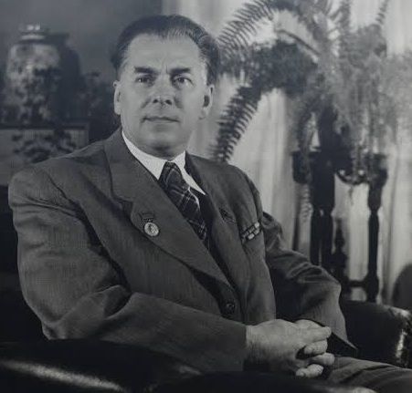 Павло Тичина був співцем партії, автором слів гімну УСРС, багаторічним депутатом та двічі головою тогочасної Верховної Ради, міністром освіти УСРС