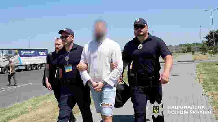 До України з Румунії екстрадували організатора групи паліїв 

