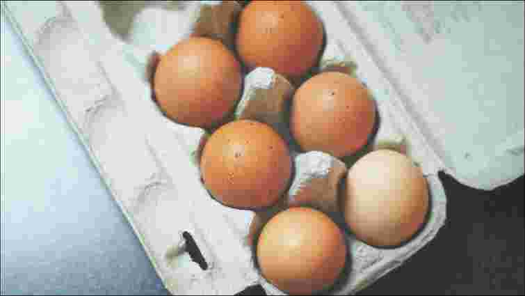 Ви робили це неправильно: як треба розбивати яйця, щоб у страві не лишилася шкаралупа