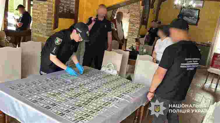 На Закарпатті затримали сімейну лікарку за продаж ухилянтам довідок про інвалідність