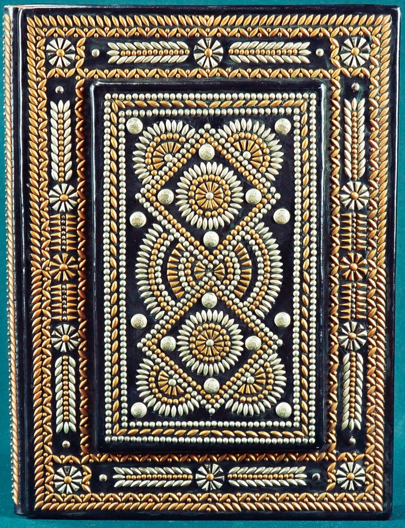 Скринька-книга (Музей народного мистецтва Гуцульщини і Покуття)