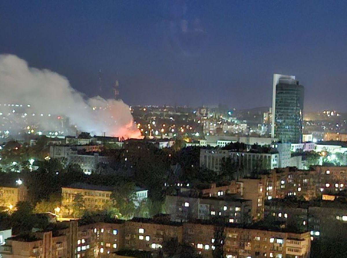 В окупованих Донецьку та Луганську вночі лунали вибухи та сталися пожежі 