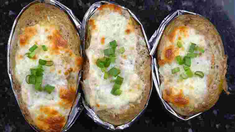 Запечена картопля з беконом і сиром. Рецепт дня