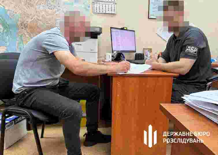 У Запоріжжі викрили правоохоронця та адвокатку на привласненні квартир померлих