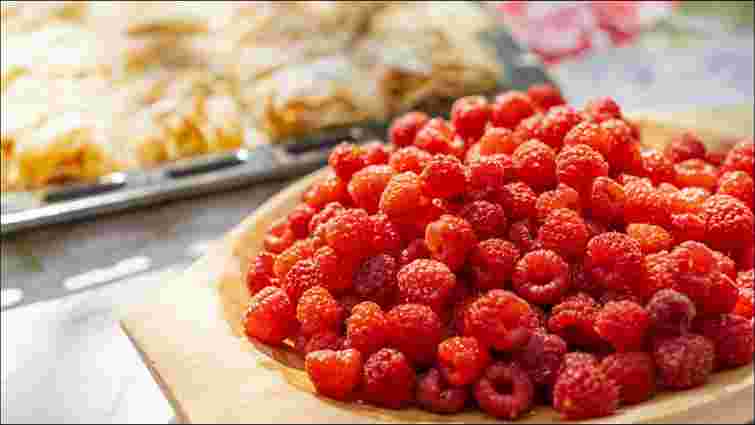 Щоб начинка не витікала: як приготувати ідеальні пиріжки з ягодами