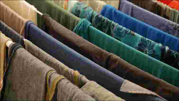 Навіщо вивертати одяг перед пранням і в яких випадках це треба робити обовʼязково