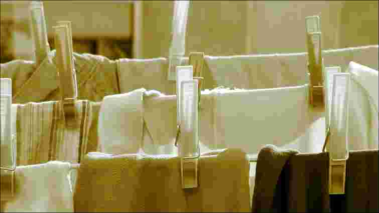 Вивести плями від тонального крему та помади можливо: простий спосіб