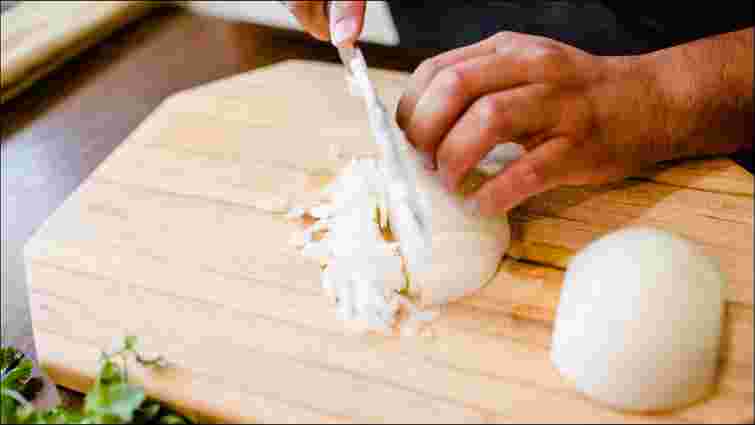 Нарізана чи натерта: яку цибулю додавати у фарш, щоб котлети були максимально соковиті