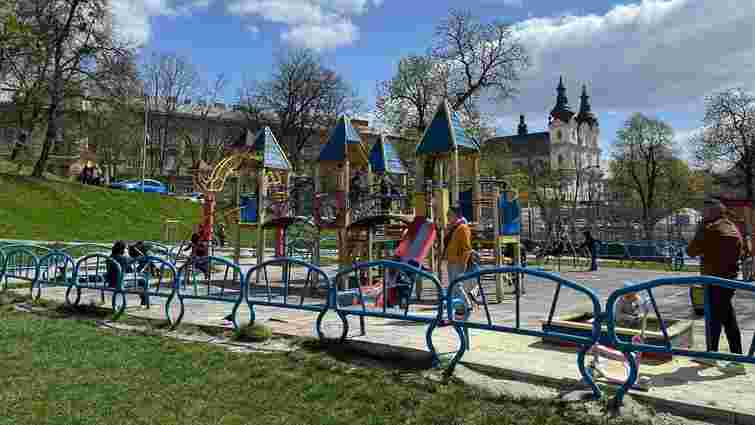 Львів’ян просять три дні не відвідувати дитячі майданчики через обробку від кліщів