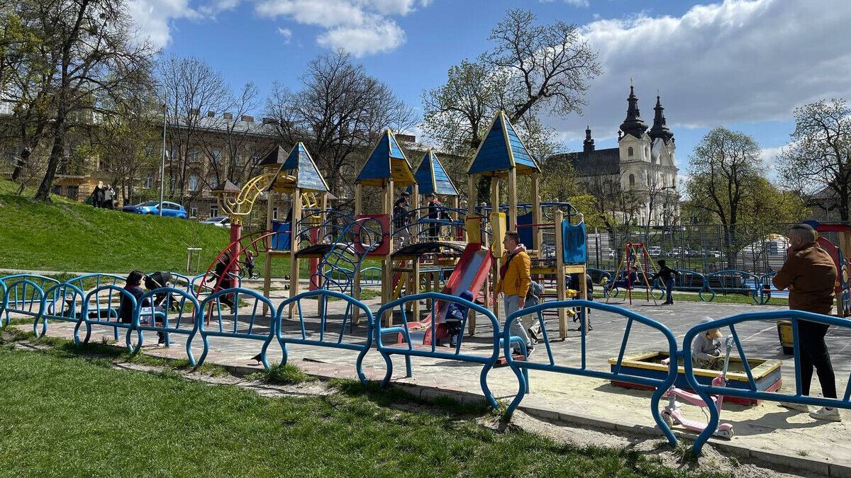 Львів’ян просять три дні не відвідувати дитячі майданчики через обробку від кліщів