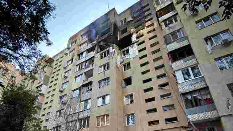 В Одесі російський дрон влучив у житлову багатоповерхівку, є постраждалі