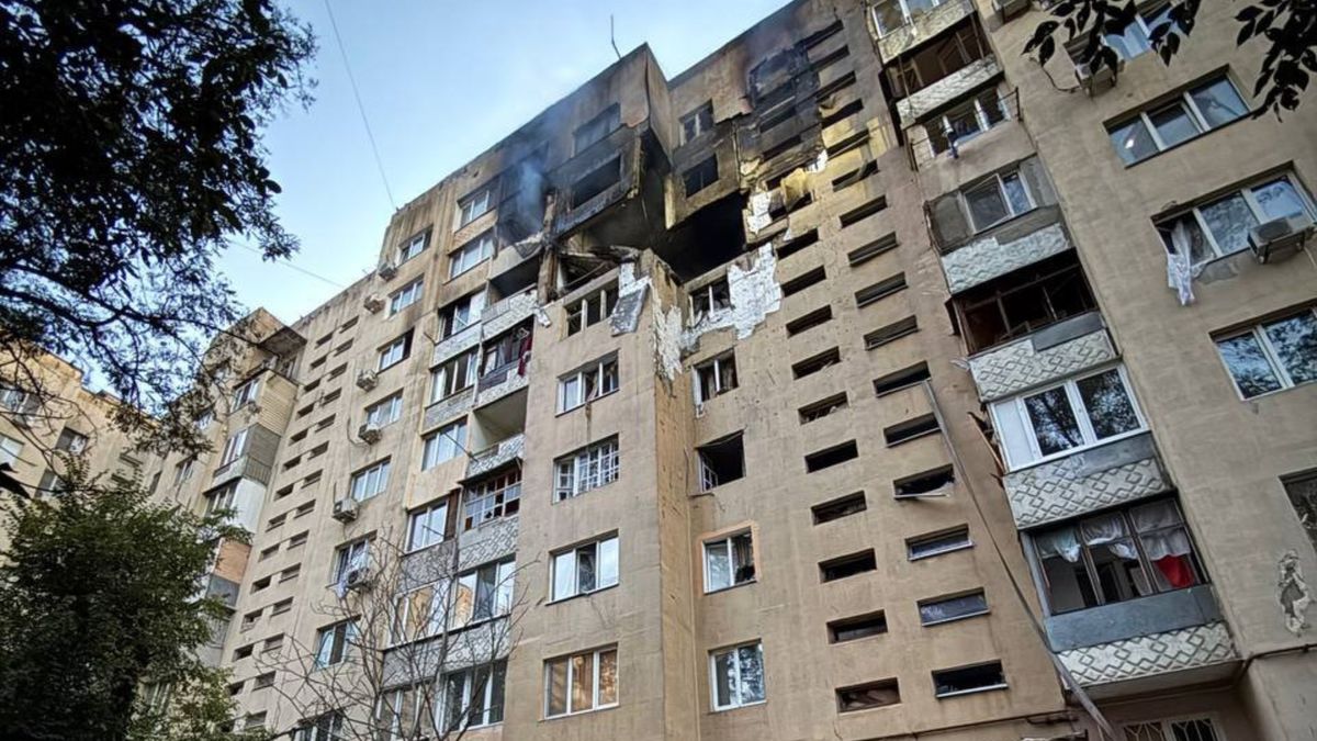 В Одесі російський дрон влучив у житлову багатоповерхівку, є постраждалі