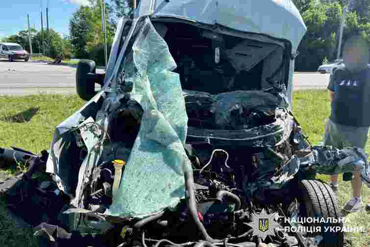 На Хмельниччині 42-річний водій буса загинув після зіткнення з вантажівкою 