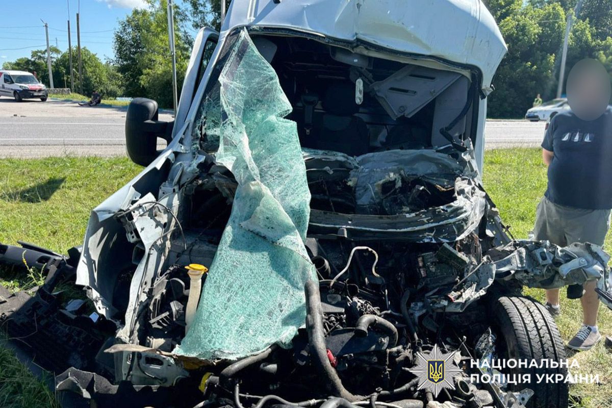На Хмельниччині 42-річний водій буса загинув після зіткнення з вантажівкою 