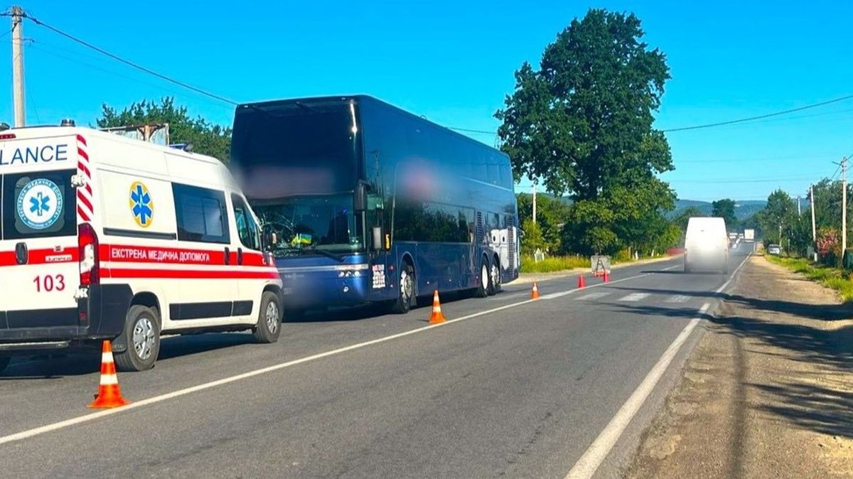 На Прикарпатті водій туристичного автобуса на смерть збив пенсіонерку