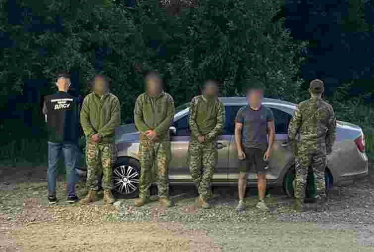 На Буковині затримали групу ухилянтів у військовій формі