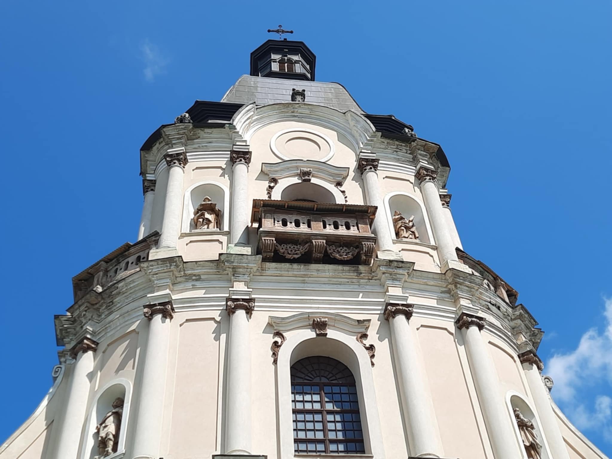 Багате оздоблення фасаду костелу (фото ZAXID.NET)