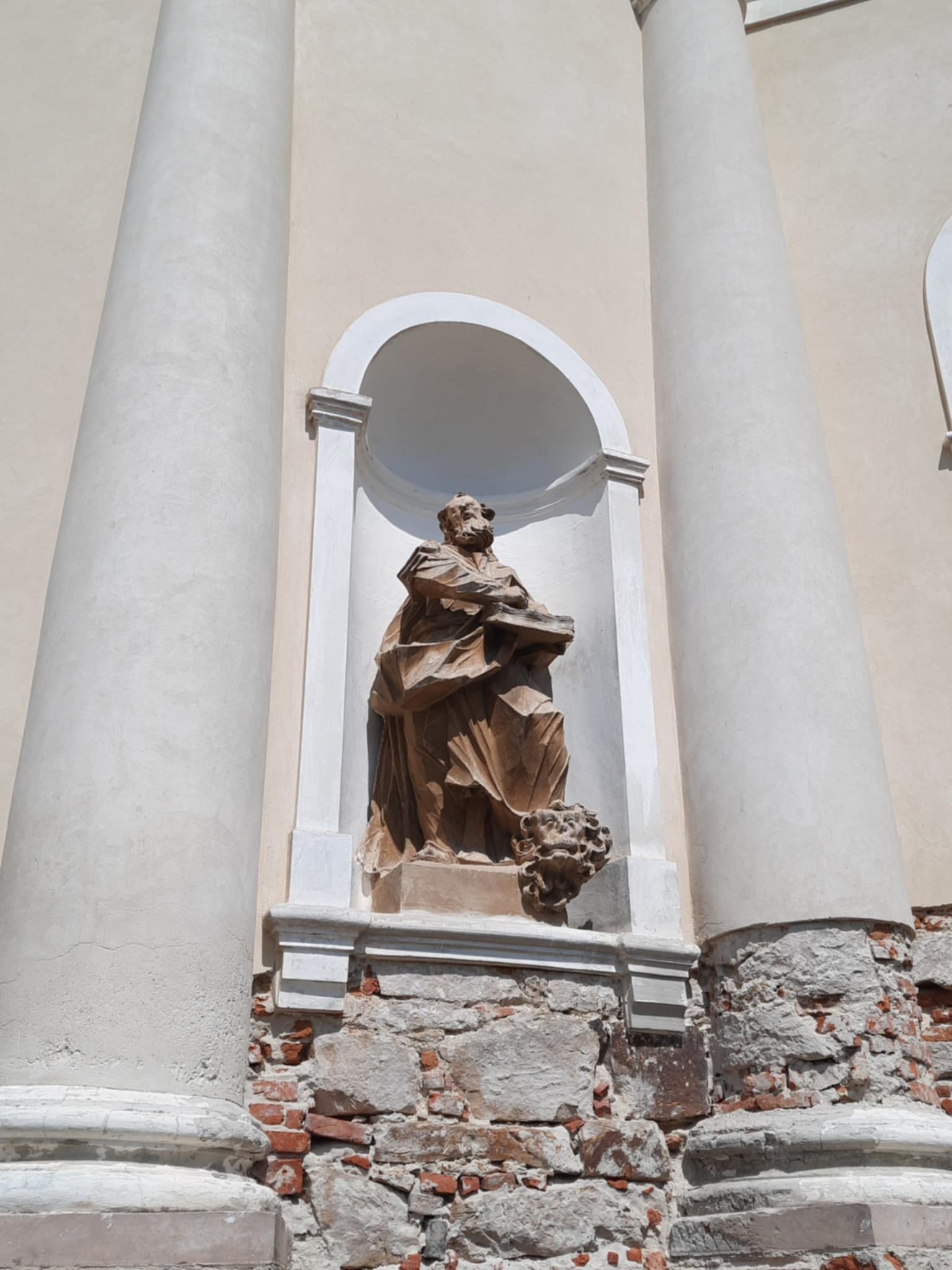 Скульптура на фасаді костелу (фото ZAXID.NET)