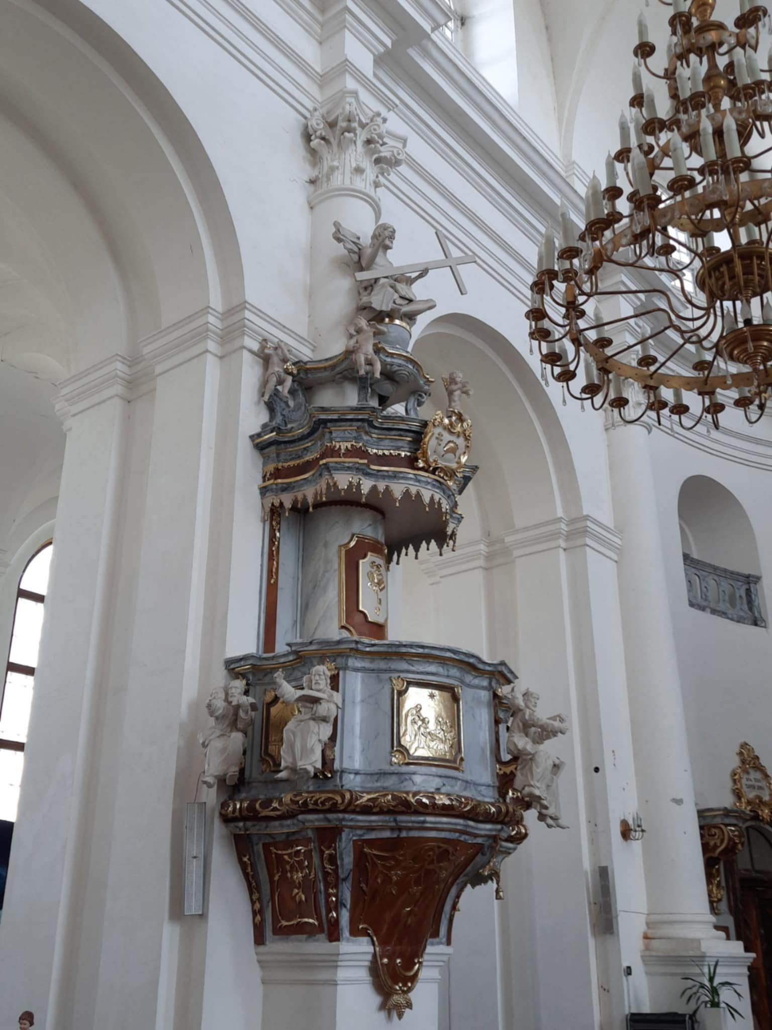 Оригінальний амвон у костелі (фото ZAXID.NET)