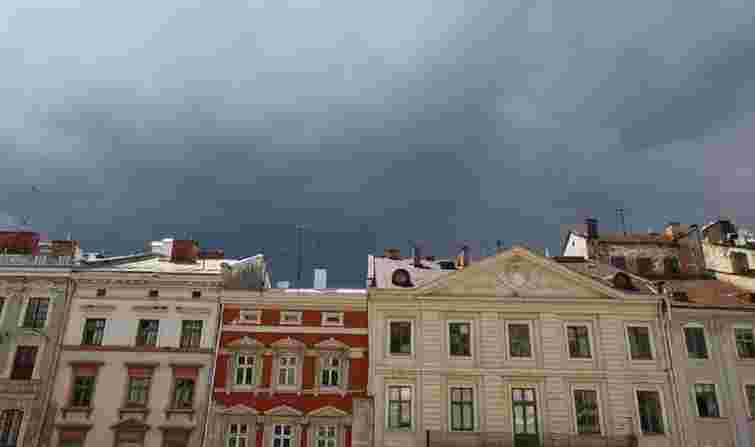 Львівські синоптики оголосили штормове попередження через грози та град
