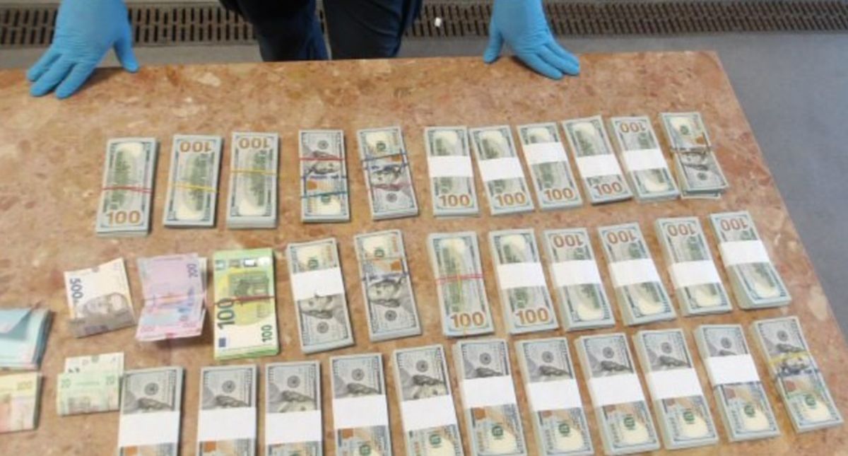 Митники затримали українця при спробі ввезти до Польщі незадекларовані 299 тис. доларів