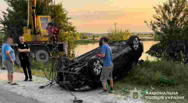 На Тернопільщині водій легковика злетів з дороги у ставок та загинув
