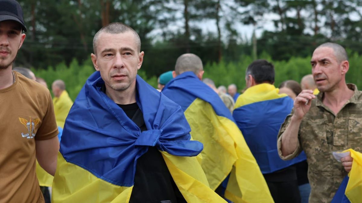 Україна повернула ще одну групу військових та цивільних з російського полону 
