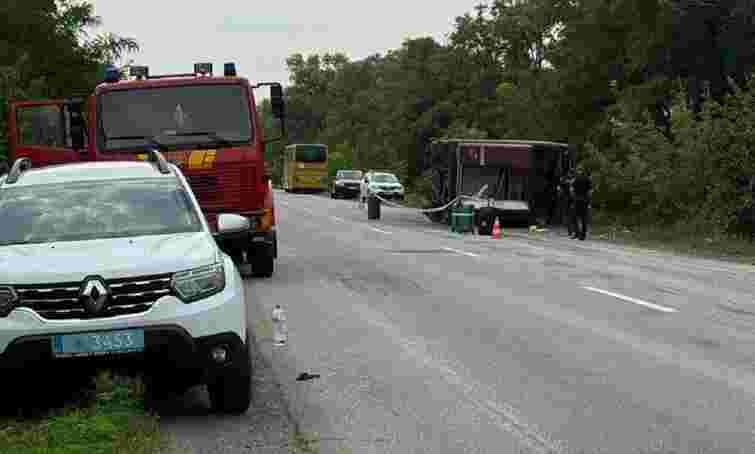 На Дніпропетровщині перекинувся автобус, є загиблий та постраждалі 