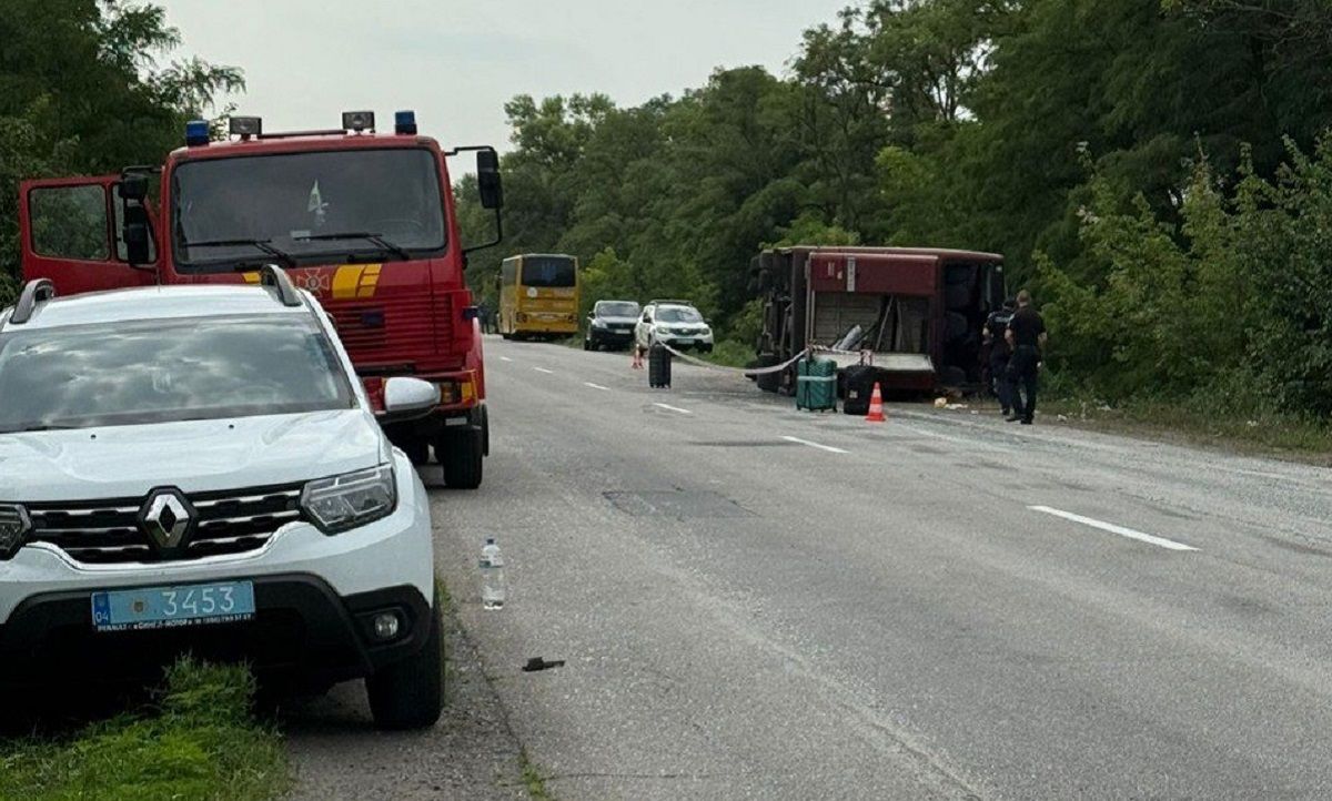 На Дніпропетровщині перекинувся автобус, є загиблий та постраждалі 