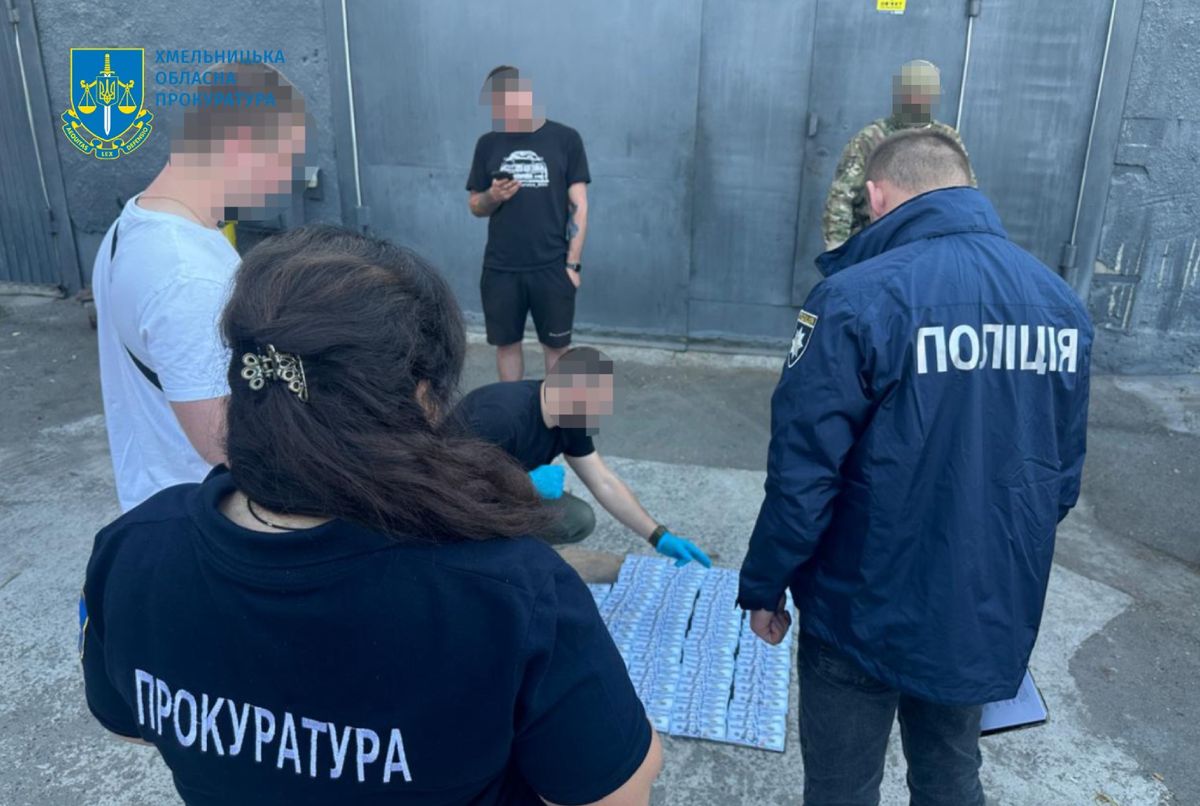 Двоє хмельничан погрозами вимагали у підприємця 100 тис. доларів неіснуючого боргу  