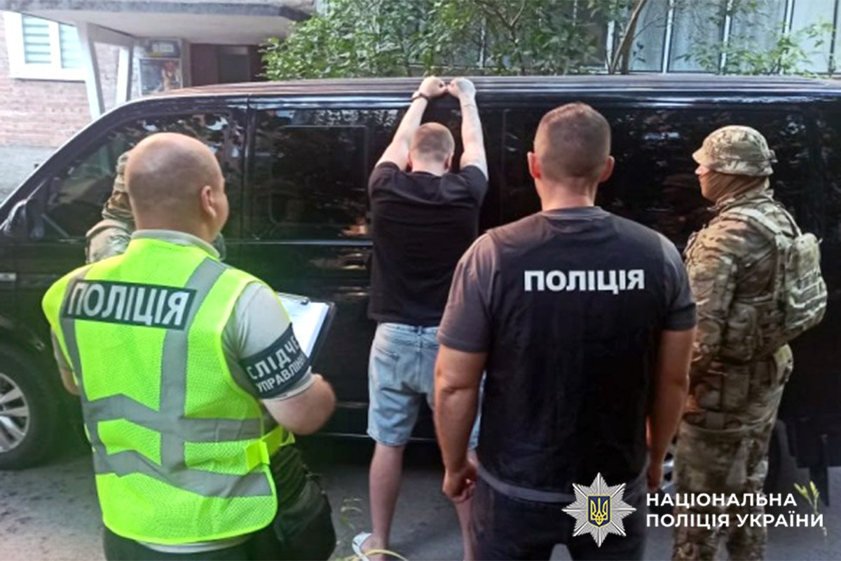 Під час обшуків у зловмисників вилучили готівку, зброю та мобільні телефони (фото поліції)