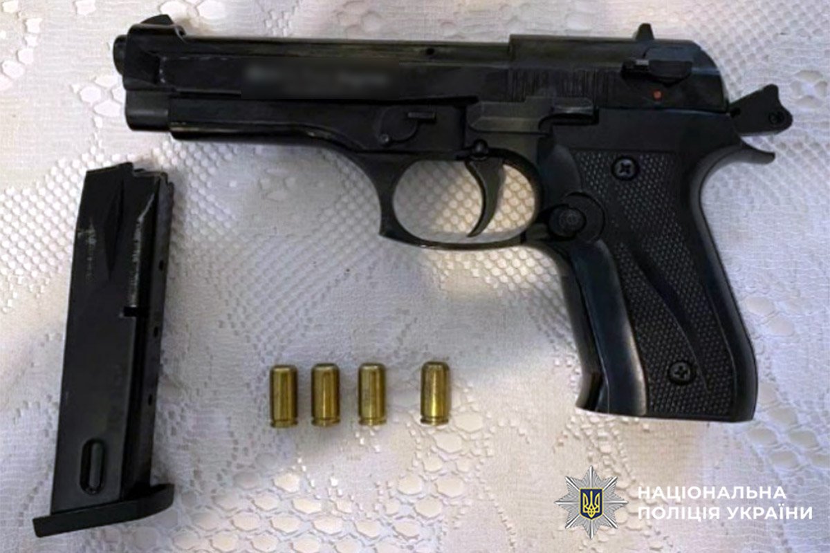 Під час обшуків у зловмисників вилучили готівку, зброю та мобільні телефони (фото поліції)