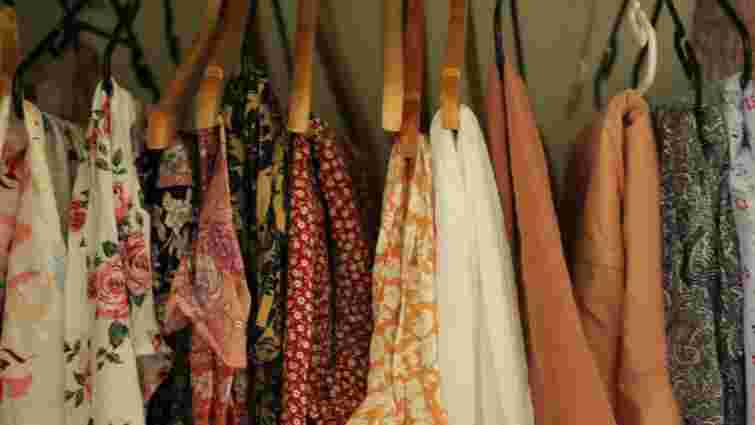 Усе потрібне є на кухні: що покласти у шафу, щоб позбутися неприємного запаху