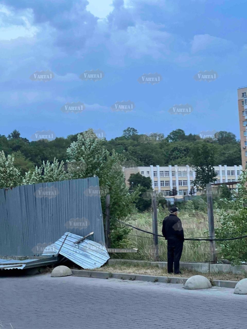 Вітер зірвав профнастил біля ТЦ Спартак (фото з Варта-1)