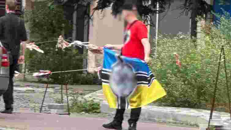 У Києві затримали іноземця, який показував синьо-жовтий прапор зі свастикою 
