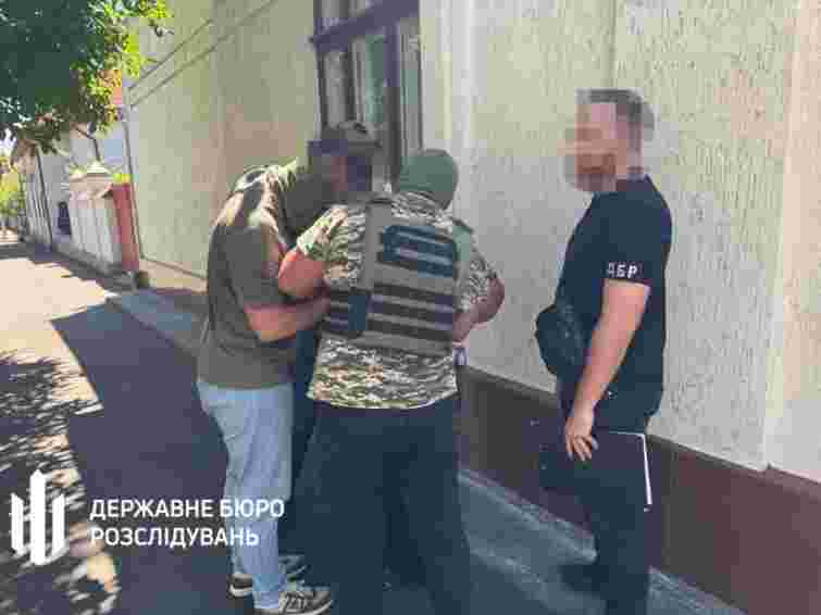 На Одещині родичі-правоохоронці та військовий ТЦК за хабарі видаляли ухилянтів з бази розшуку