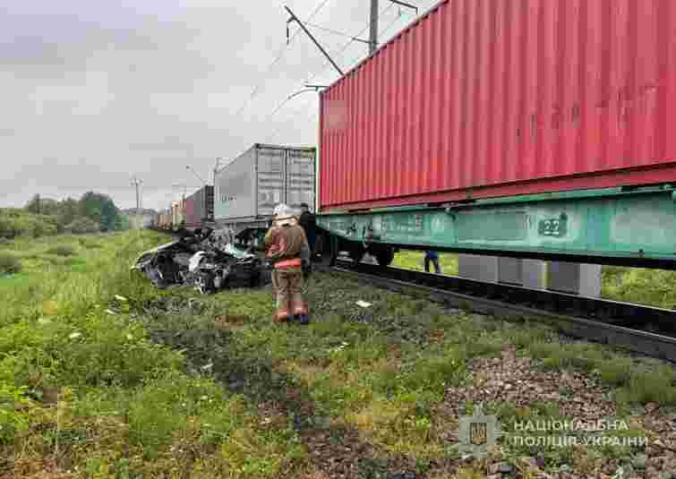 19-річний водій автомобіля Škoda загинув після зіткнення з потягом на Волині