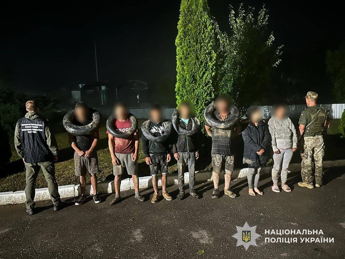 Поліція затримала мешканок Закарпаття під час переправлення за кордон п’ятьох ухилянтів