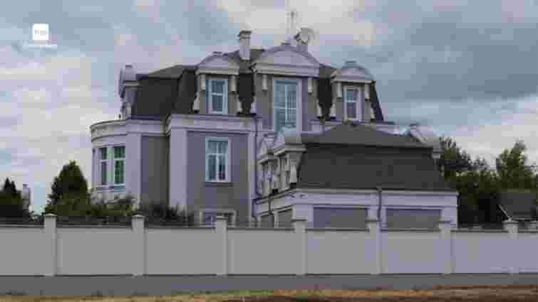 Сім'я підполковника поліції орендує маєток за 750 тис. доларів та має елітний автопарк